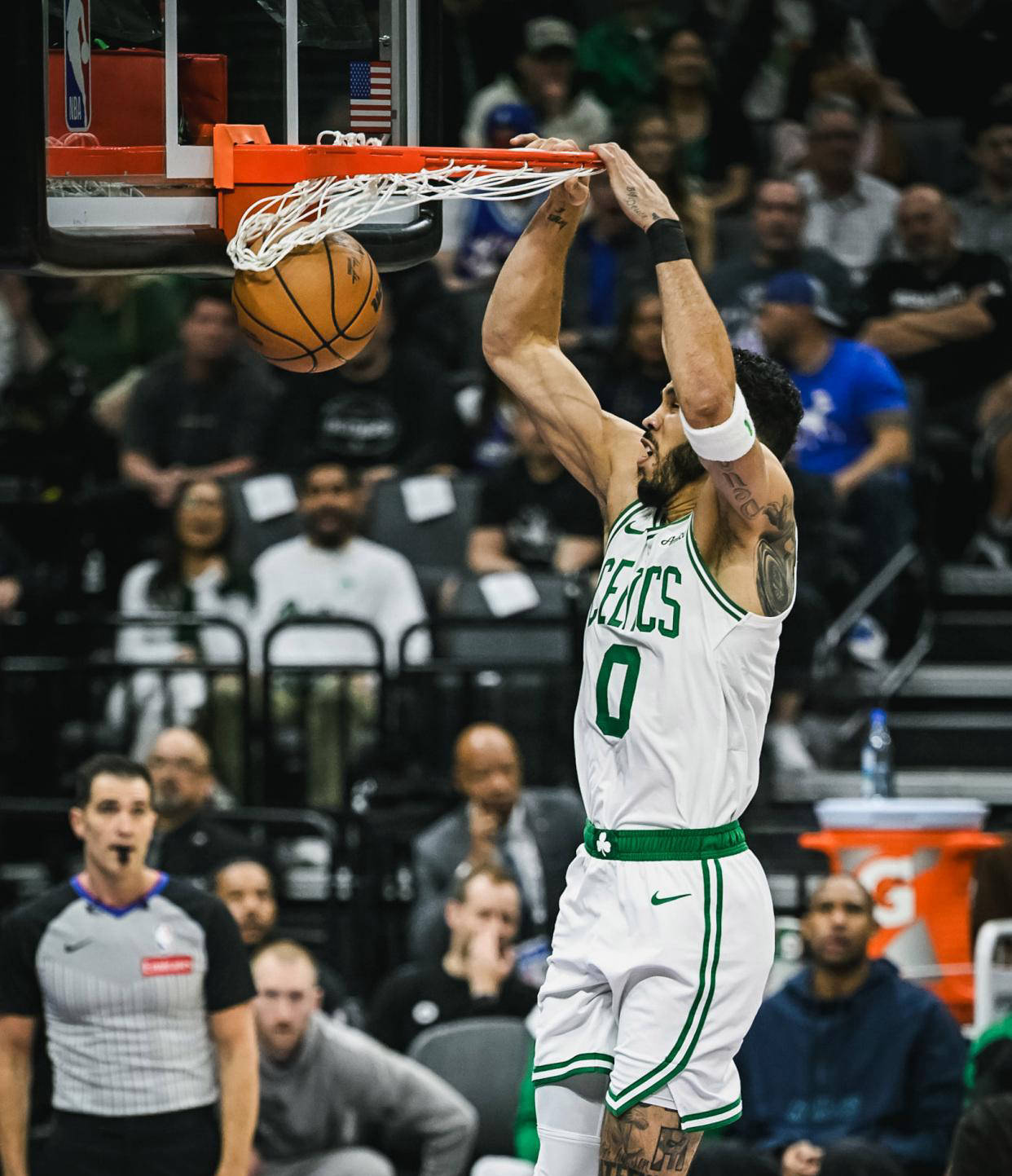 CBA季后赛今晨走向成谜，波士顿凯尔特人门线救险，更衣室稳定，球探报告显示潜力的简单介绍